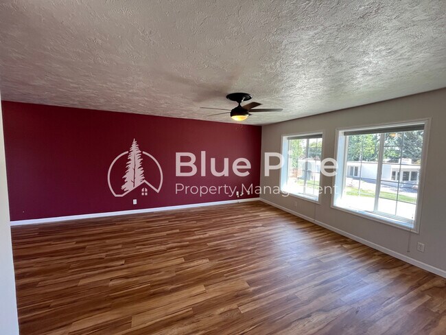 Building Photo - 395 Hemlock Cir