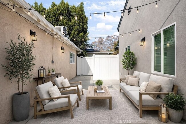 Building Photo - 7044 White Oak Ave