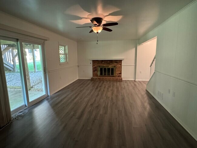 Building Photo - 3212 Manitoba Dr