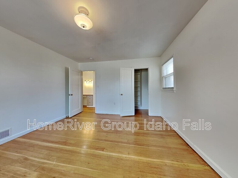Building Photo - 420 8th St