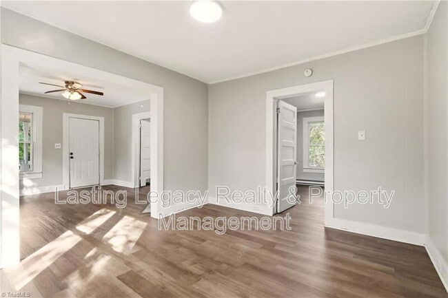 Building Photo - 2051 Bloomfield Dr