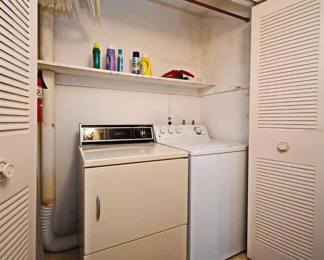 Building Photo - 536 Orange Dr