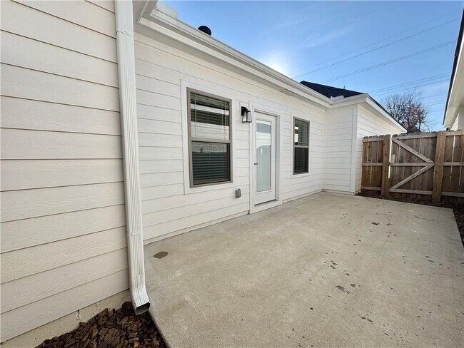 Building Photo - 814 NE Hts Ln