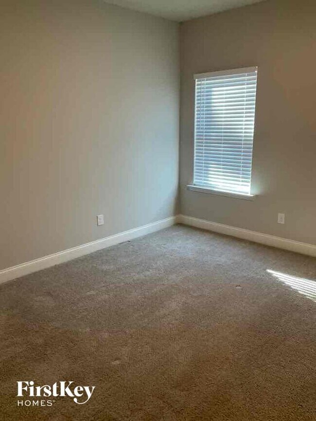 Building Photo - 215 Cheshire Dr