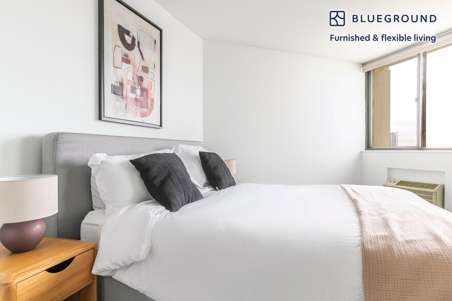 Building Photo - 2625 N Clark St