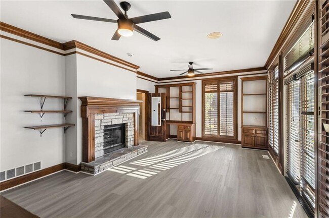 Building Photo - 2910 Emerald Dr