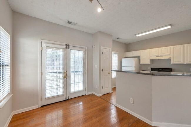 Building Photo - 5450 Hampton Ct