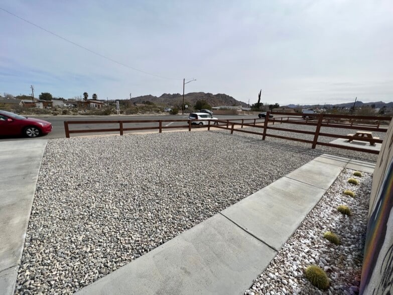 Yard area with gravel - 61786 Desert Air Rd