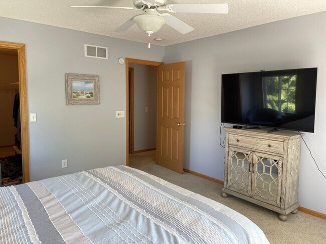 Building Photo - Beautiful end unit townhome in Elk River!