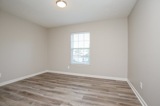 Building Photo - 200 Lake Forest Dr