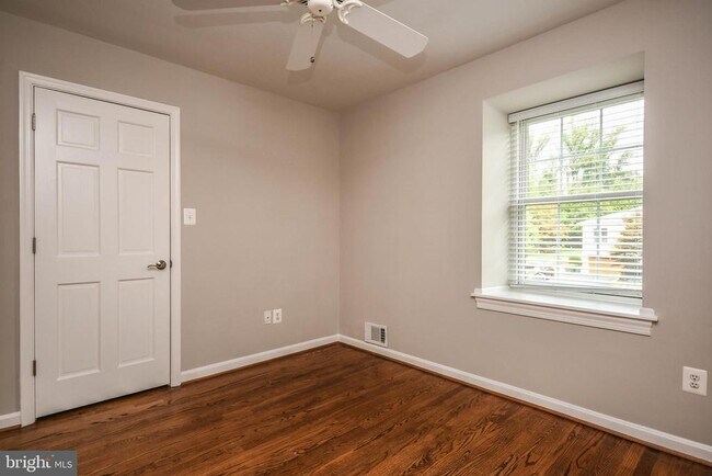 Building Photo - 1211 Vinita Ln