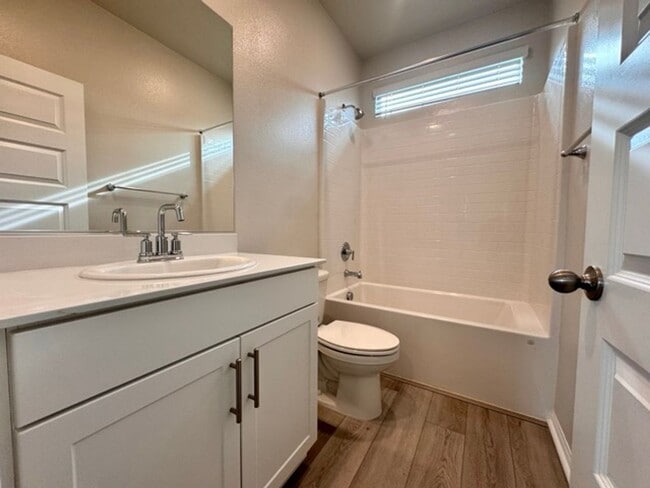 Building Photo - MOVE IN SPECIAL! $1000 off 1st month rent if you move in the month of January! Spacious 4 Bedroom...