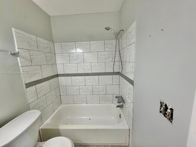 Building Photo - 1822 SE Oxmoor Ct