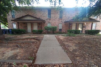 Building Photo - 2 bed/1.5 bath unit close to Hallmark Park and Hulen Mall