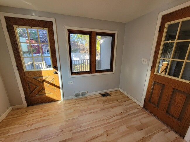 Building Photo - 4 Bed 1.5 Bath Traditional Craftsman Home ...