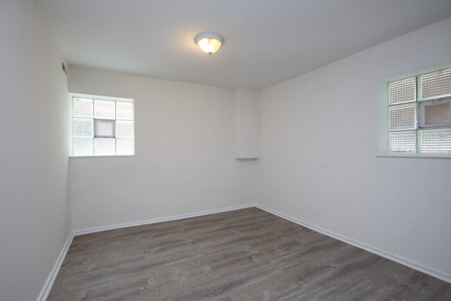 Building Photo - 3954 N Janssen Ave