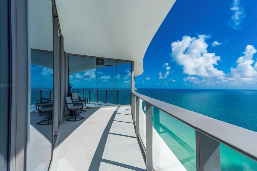 Building Photo - 15701 Collins Ave