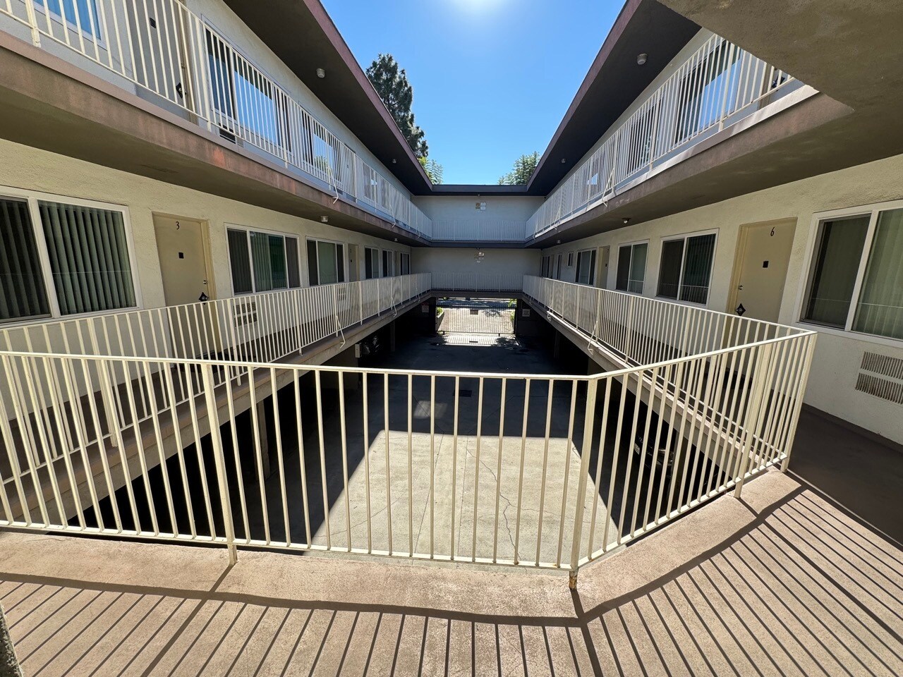 Building Photo - 447 W Elk Ave