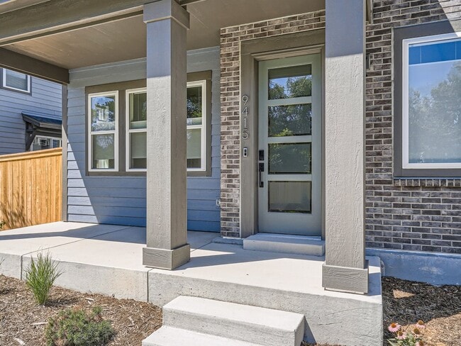 Building Photo - Spacious 4BR Duplex w/High End finishes on Quiet Street!