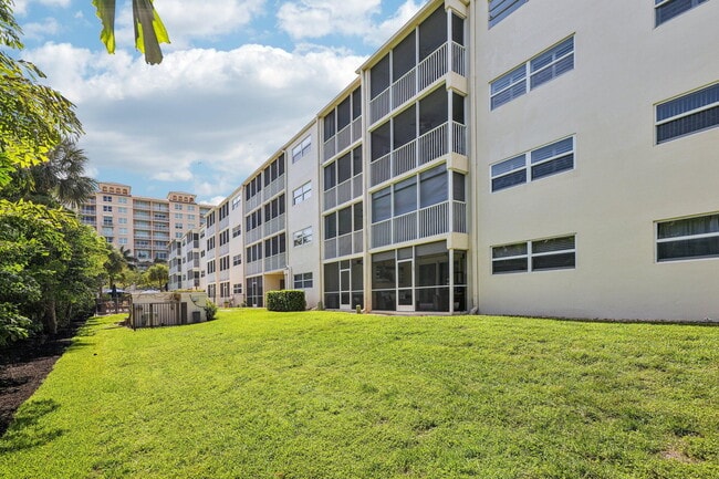 Building Photo - 200 E Royal Palm Rd