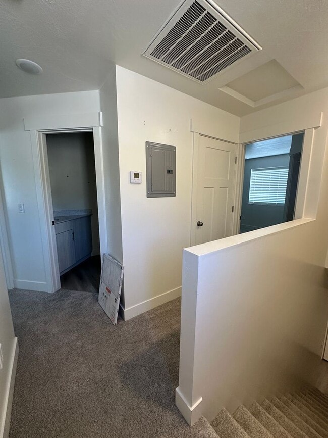 Building Photo - Charming Townhome