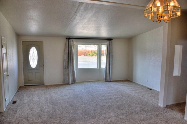 Building Photo - Roomy Dayton Three Bedroom with Oversized ...