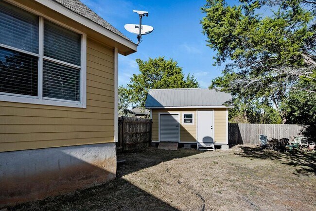 Building Photo - 11 Elmwood Cir