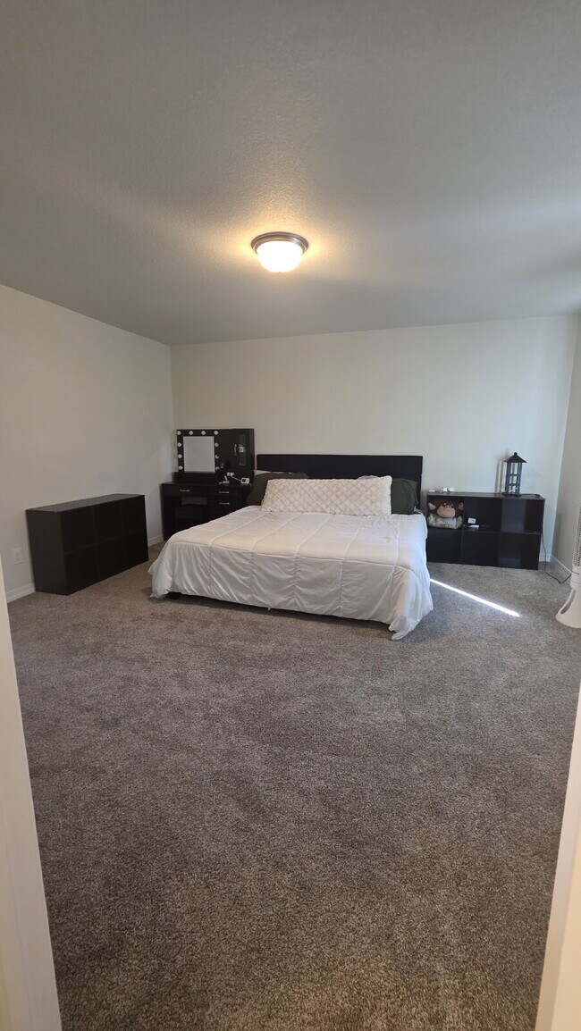 Building Photo - Beautiful 4BR 2.5 bath Home in Bradley Heights near Military bases