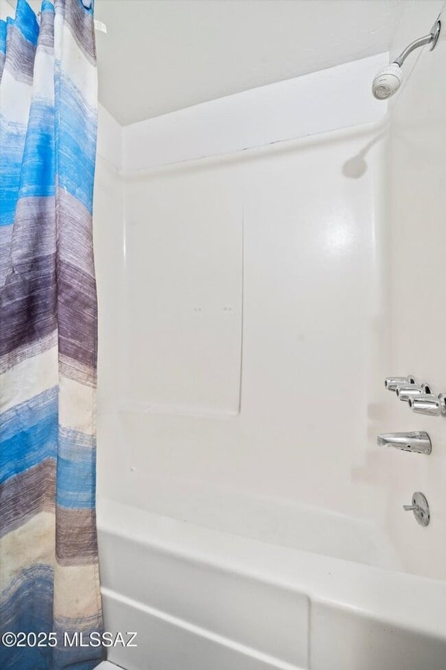 Building Photo - Move In Ready Unit! 1 Bed 1 Bath New Flooring!