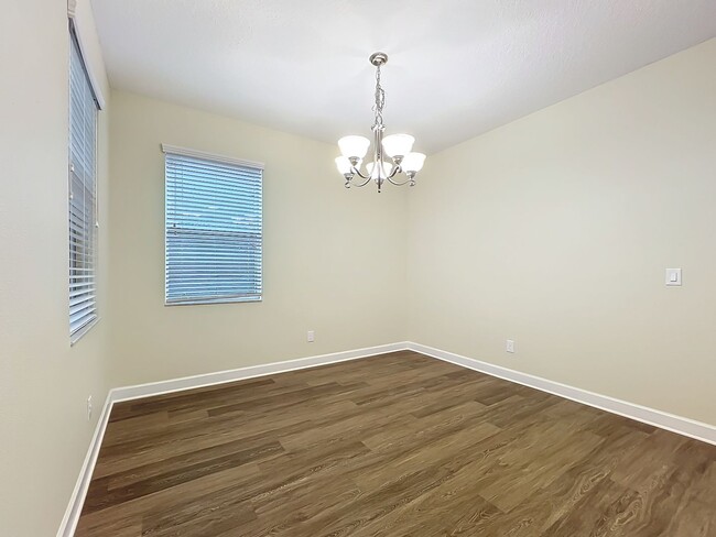 Building Photo - 6 BEDROOM 3 BATHROOM TWO STORY HOME ON IND...