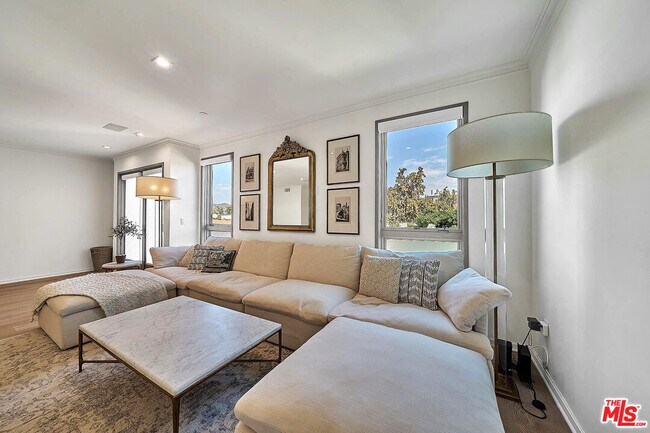 Building Photo - 132 N Swall Dr