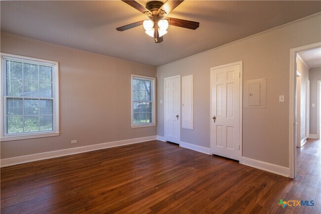 Building Photo - 609 S Pecan Ave