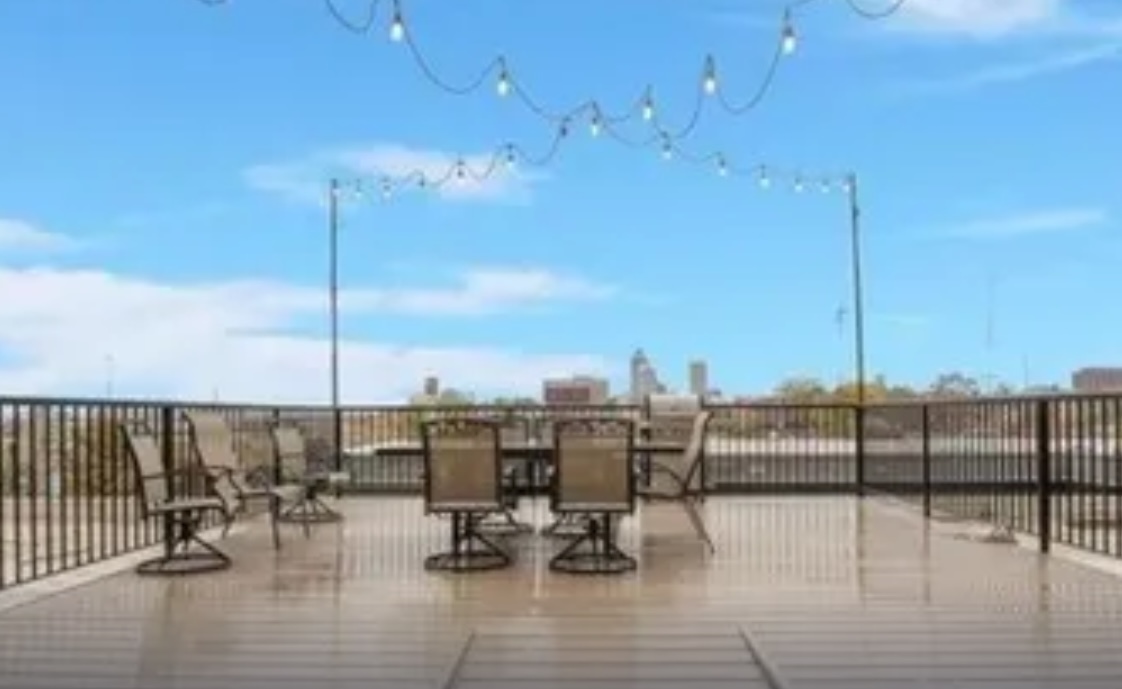 Roof top patio - 105 N 31st Ave