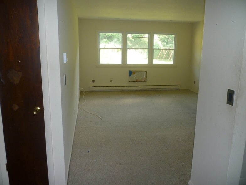 Building Photo - 15 Donna Dr