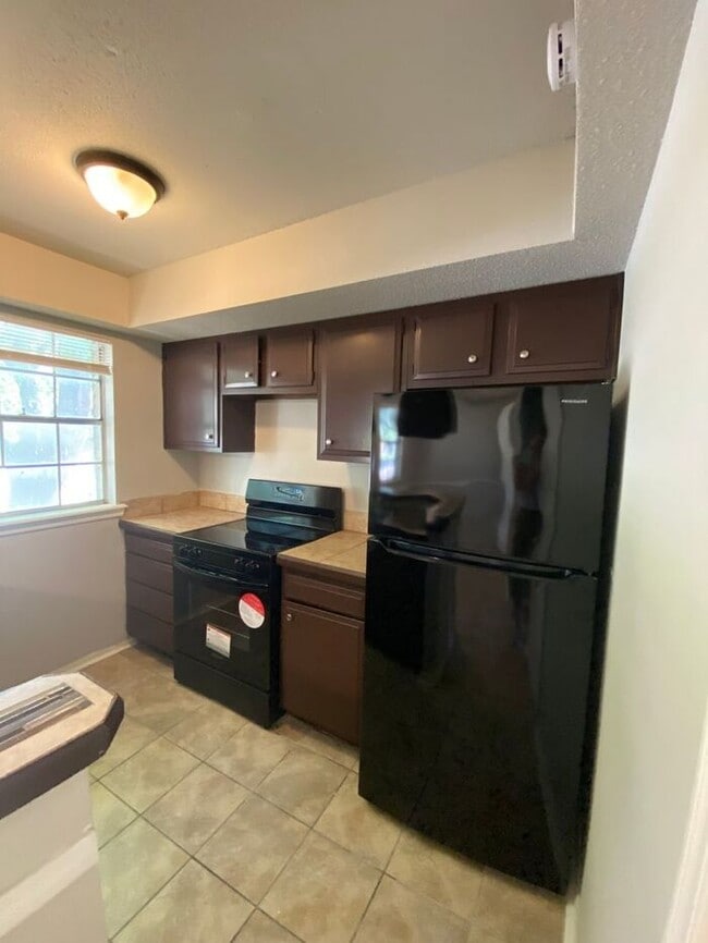 Building Photo - 2 Bedroom 1.5 Bath Apt at the Monterey Square Apts NW OKC