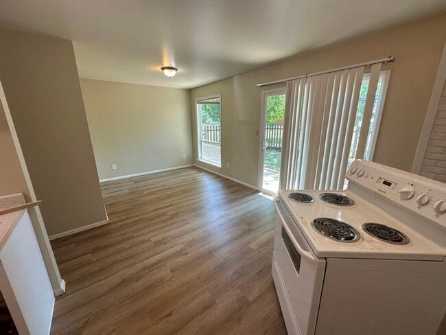 Building Photo - HUGE end-unit townhouse