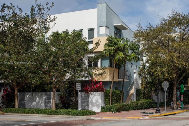 Building Photo - 310 Collins Ave