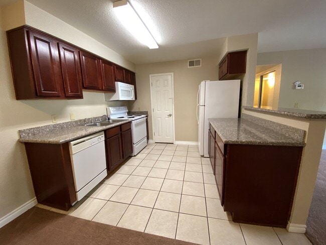 Building Photo - 3 Bedroom 2 bath condo located on second floor.