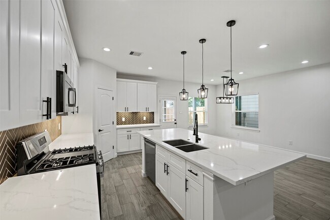 Building Photo - 1071 St Clair St