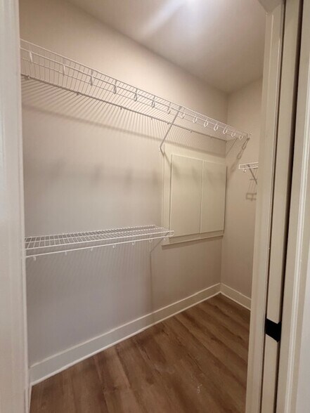 Building Photo - 14 Walnut St NE