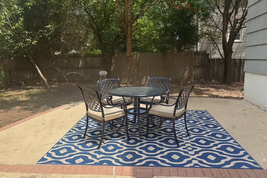 Building Photo - 34 Warman St