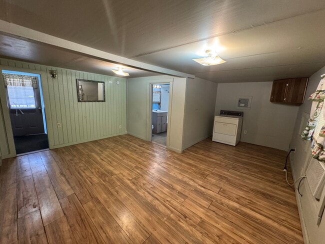 Building Photo - Cute 3 Bedroom Home