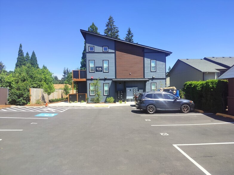 Building Photo - 725 Lockwood Ln S
