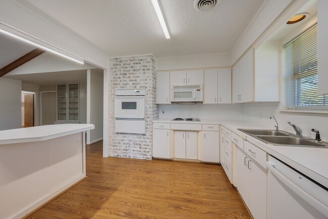 Building Photo - 3802 Sunnybrook Ln