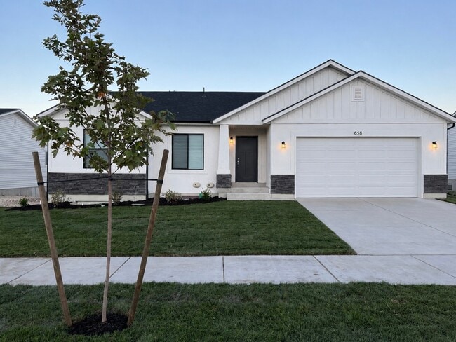 Building Photo - 656 Butte Ln