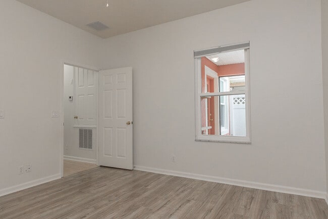Building Photo - 808 Carlyle Ln