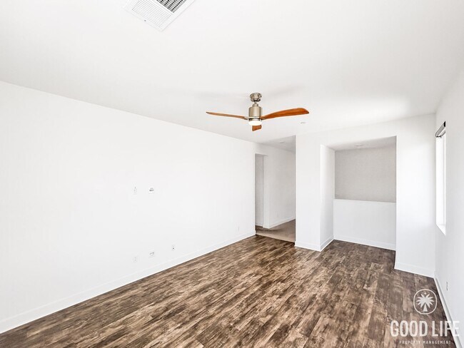 Building Photo - Gorgeous 4B/3BA house w/ large backyard & ...