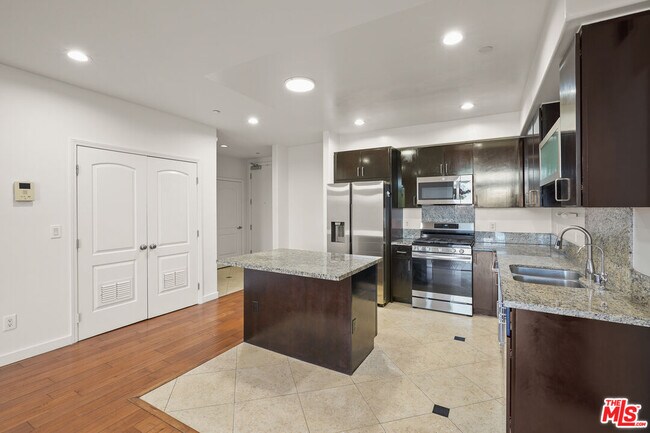 Building Photo - 401 Serrano Ave