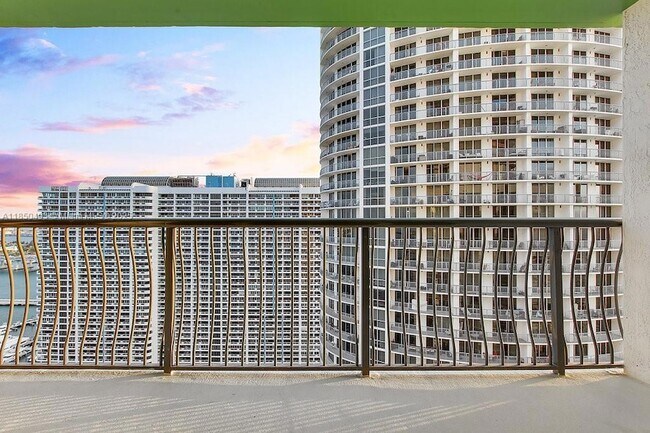 Building Photo - 1756 N Bayshore Dr