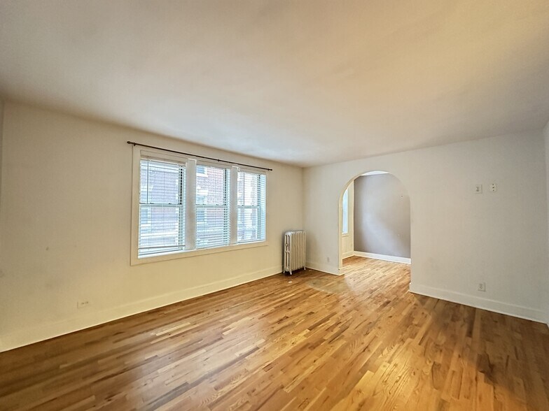 Building Photo - 549 W Surf St